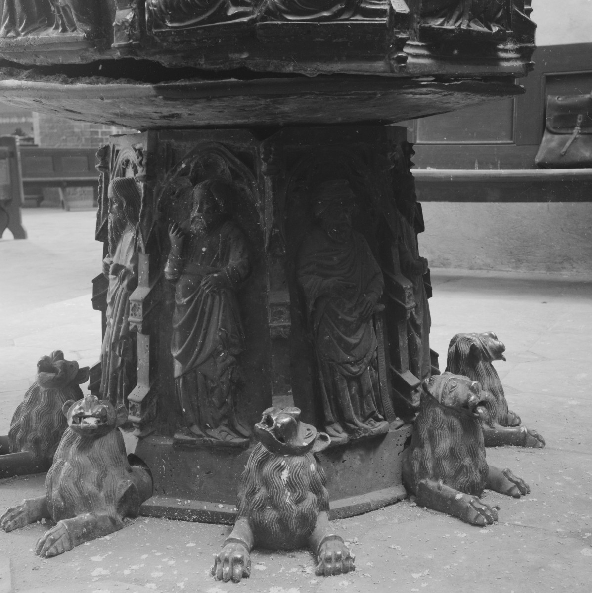 kościół rzymskokatolicki, ob. katedra pw. św. Mikołaja - wnętrze: chrzcielnica - płaskorzeźba na trzonie, skan 1