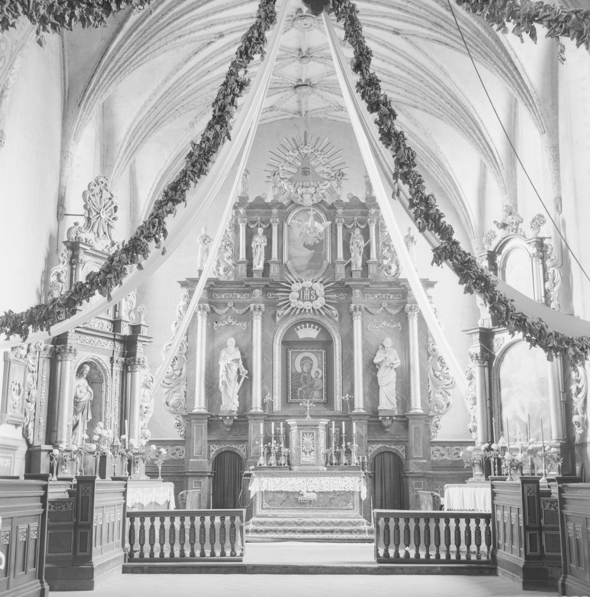 kościół parafialny pw. św. Mateusza - wnętrze: ołtarz główny, skan 1