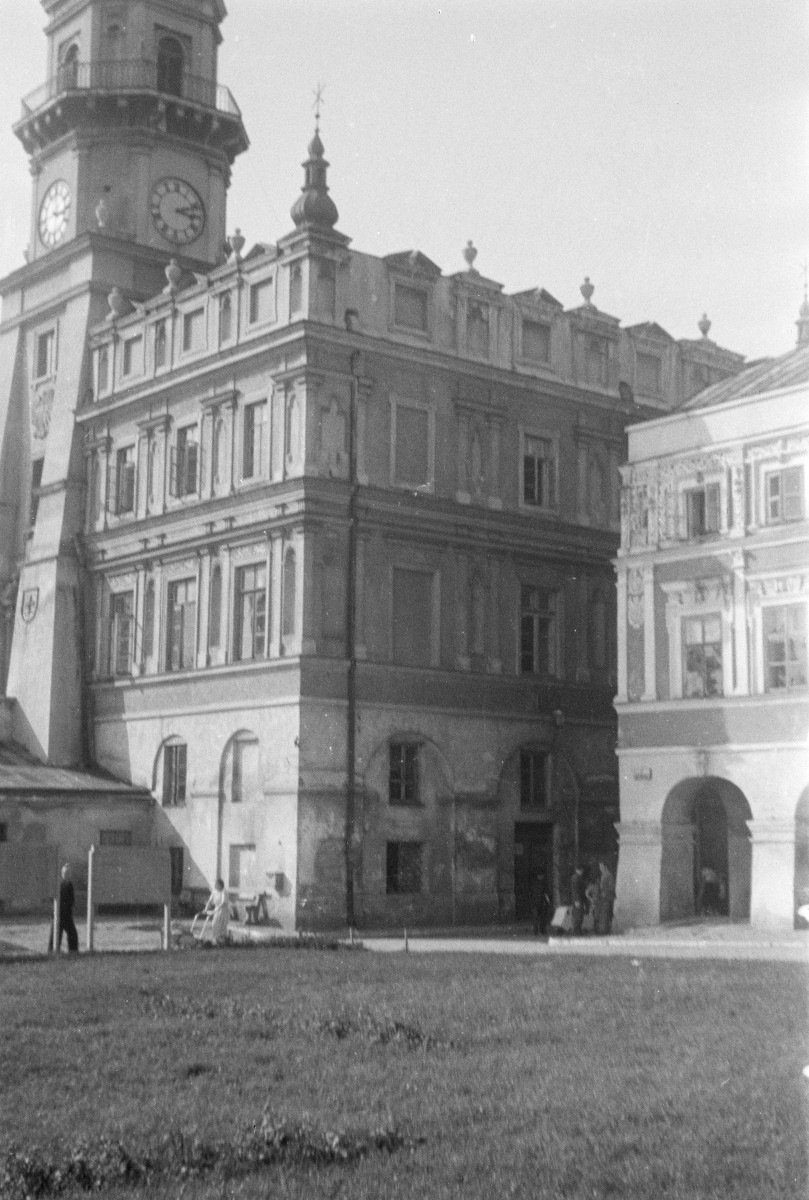 rarusz - prawe skrzydło, dolna partia wieży, skan 1