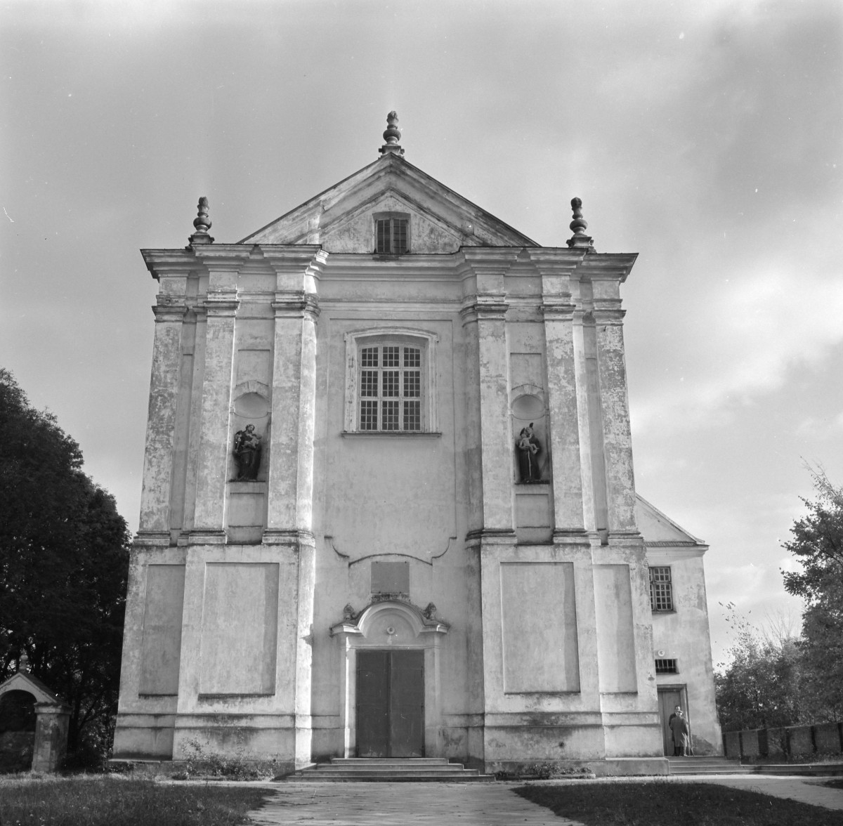 Kościół św. Józefa Oblubieńca i św. Antoniego z Padwy - symetryczna fasada. Zwieńczenie trójkątnym szczytem (fronton) z małym okienkiem w polu tympanonu. Główne wejście z portalem. Wysokie pilastry w porządku korynckim. Pilastry na wysokich cokołach i podtrzymują gzyms koronujący., skan 1