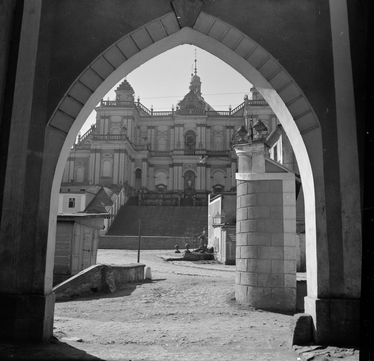 Bazylika - fragment elewacji frontowej ze schodami. Widok od strony bramy miejskiej., skan 1