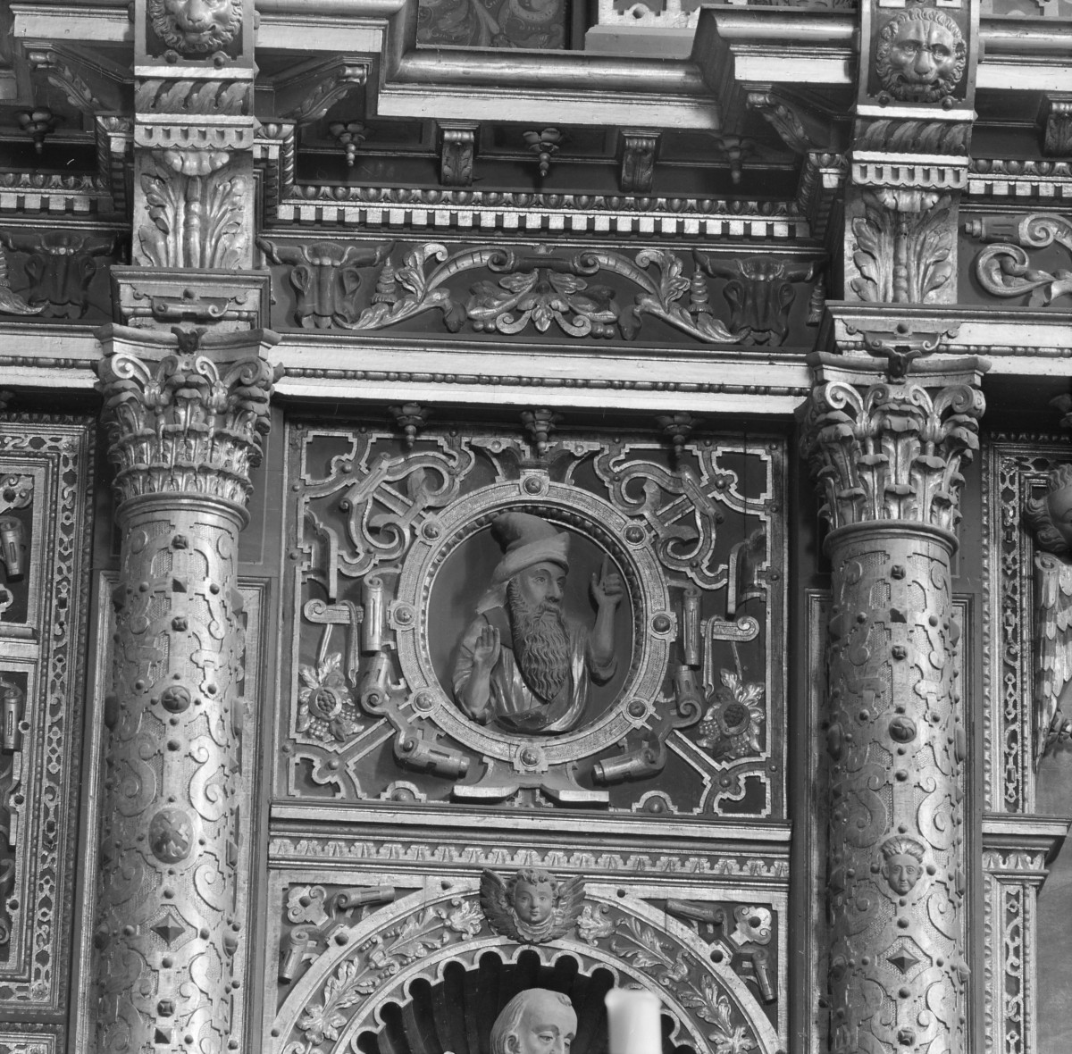 Kolegiata Bożego Ciała - ołtarz główny. Fragment lewej części pola środkowego., skan 1