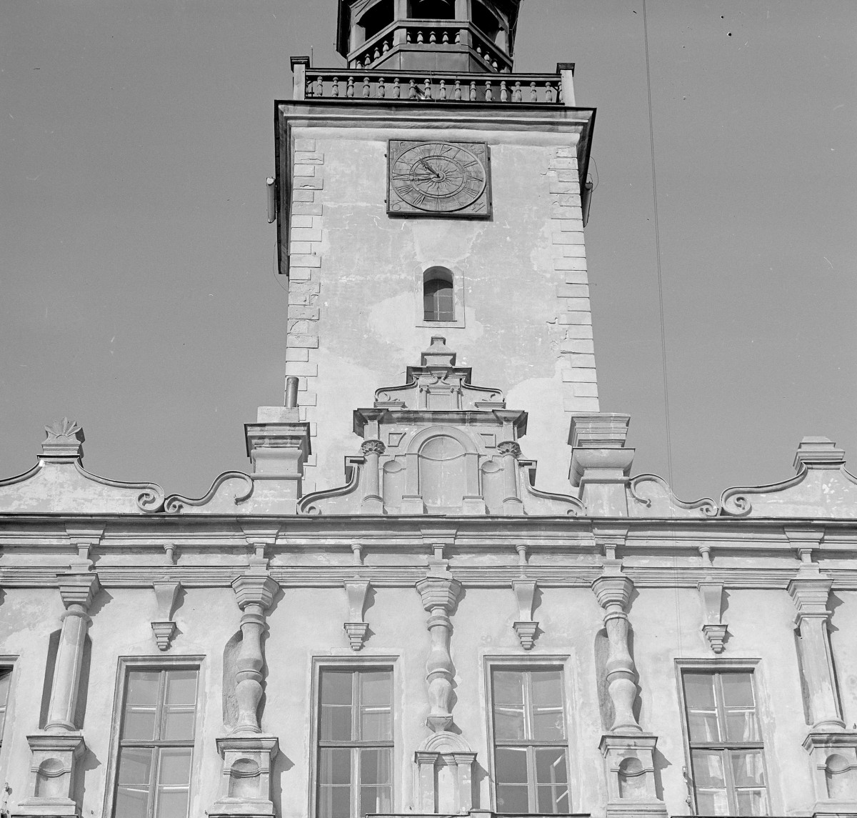 Ratusz - fragment szczytu aelewacji frontowej, attyka., skan 1