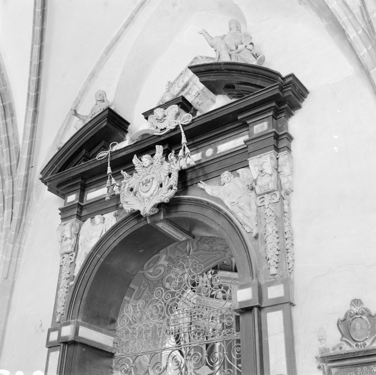 Katedra pw. Wniebowzięcia Najświętszej Marii Panny - wnętrze - kaplica Doktorów (Św. Jana Nepomucena), ściana południowa, portal - nadproże (od strony ambitu), skan 1