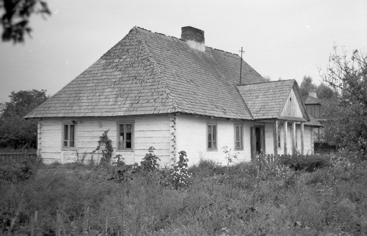 dworek - boczna elewacja, dach wielopołaciowy, skan 1