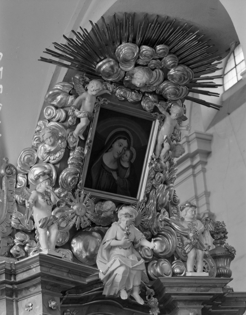 sanktuarium św. Jadwigi Śląskiej - kościół: barokowe ołtarze św. Antoniego i Serca Jezusa w nawie głównej, detale szczytu, skan 1