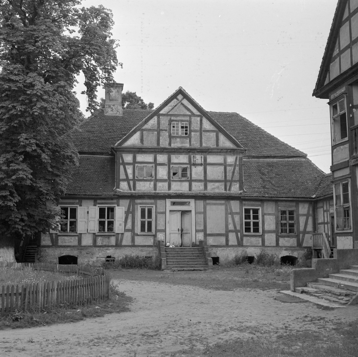 zespół dworski - elewacja frontowa, szachulcowa, skan 1