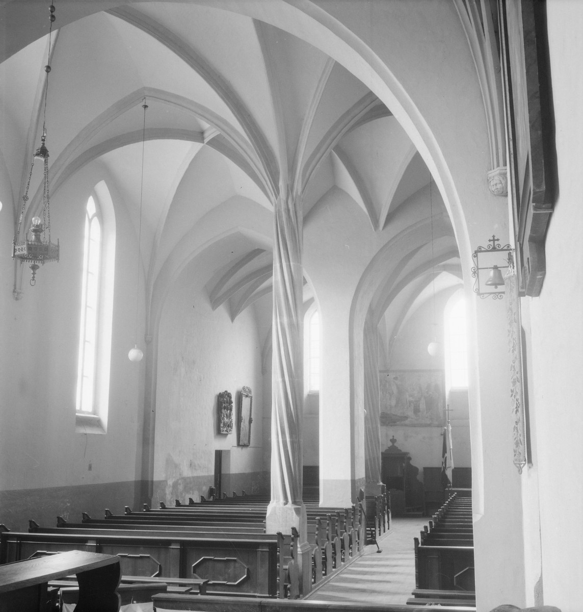 Kościół św. Michała Archanioła. Wnętrze nawy. Sklepienie krzyżowe z podparciem skręconym kamiennym filarem. , skan 1