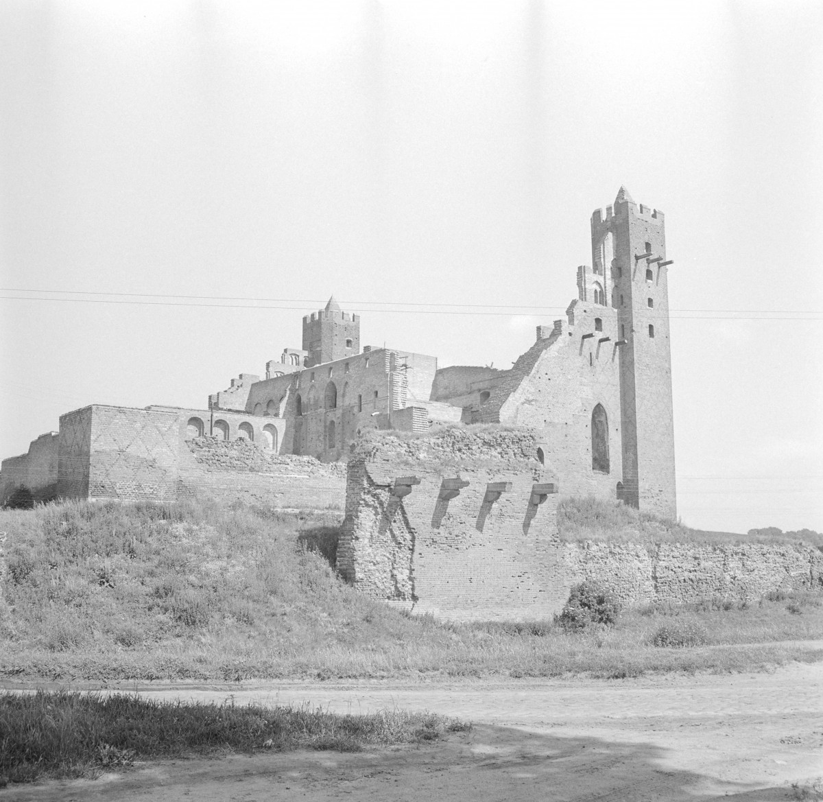 zamek krzyżacki - ruina - widok od zachodu, skan 1