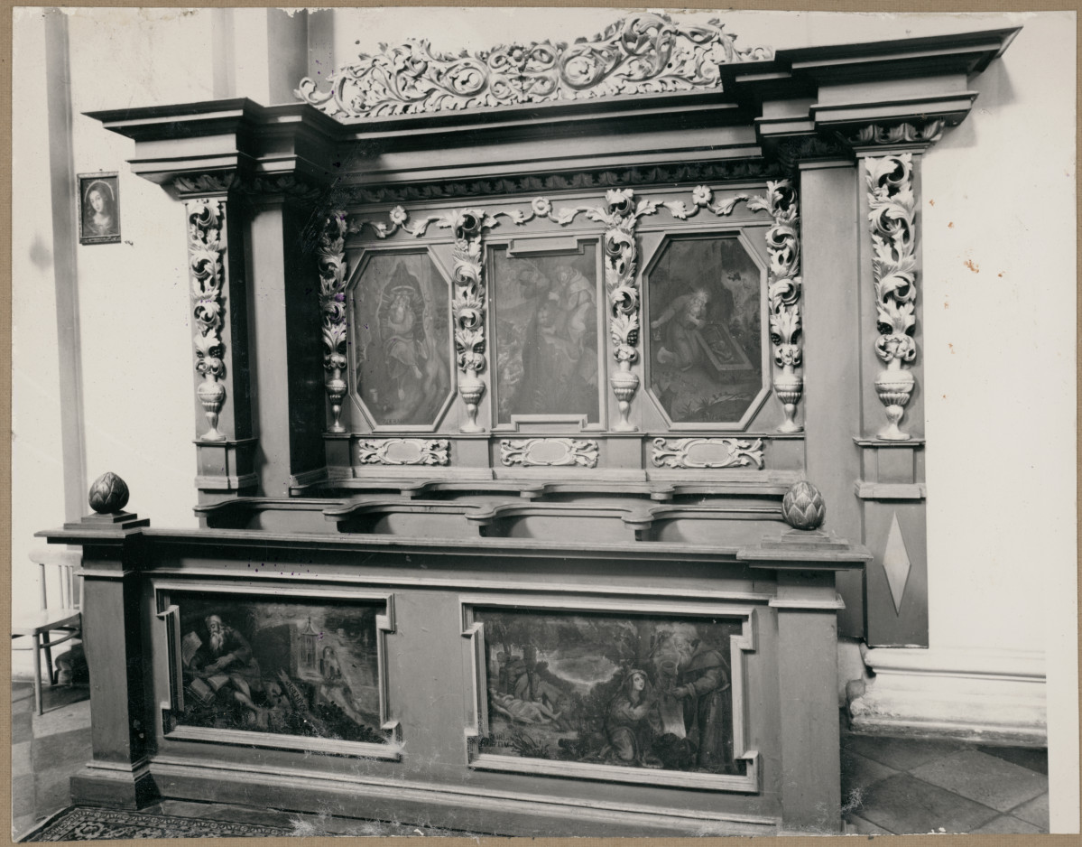 Zespół klasztorny ss. Benedyktynek - kościół, wnętrze, widok na stalle , skan 1