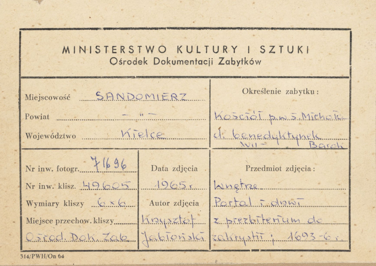 Zespół klasztorny ss. Benedyktynek - kościół, wnętrze, portal i drzwi z prezbiterium do zakrystii - metryczka, skan 1