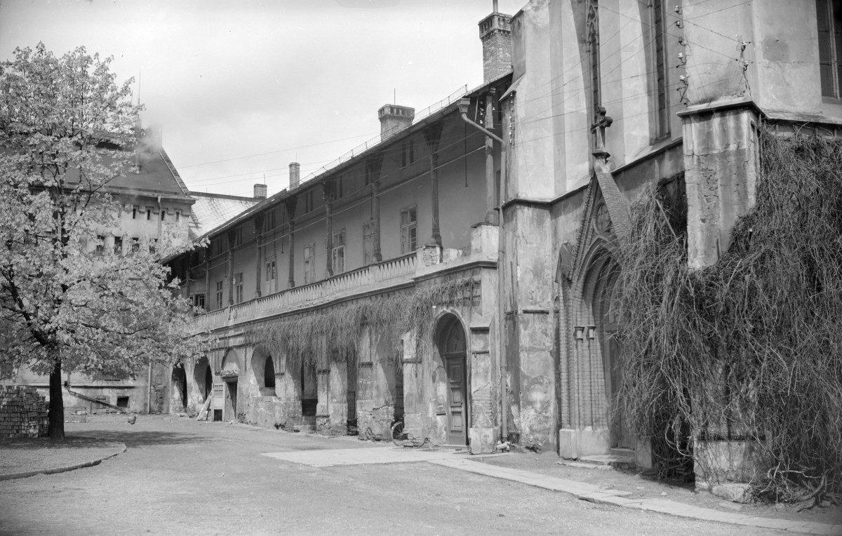 zamek - widok od dziedzińca, skan 1