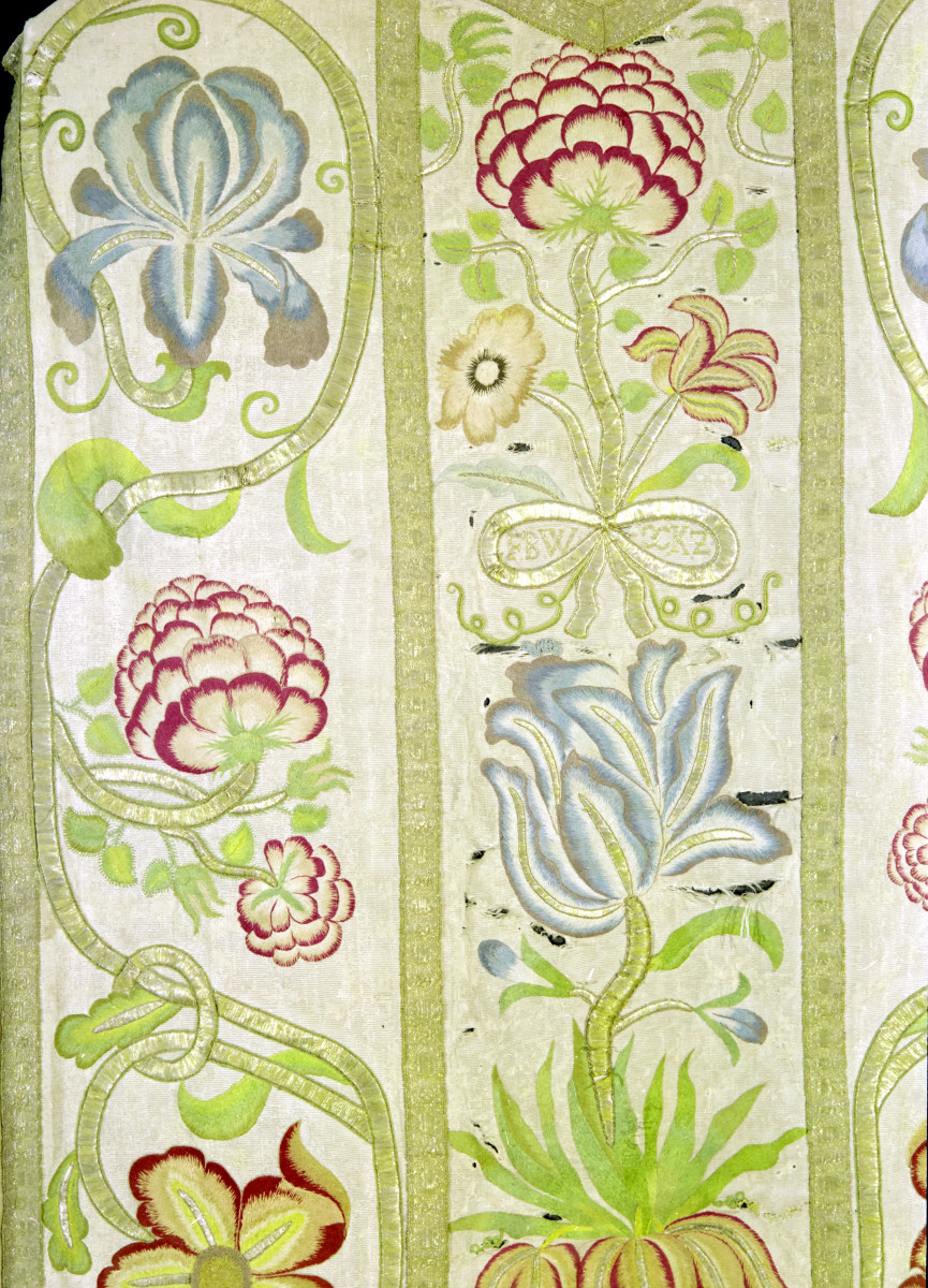 klasztor Benedyktynek - zbiory - materiał z haftem - fragment, skan 1