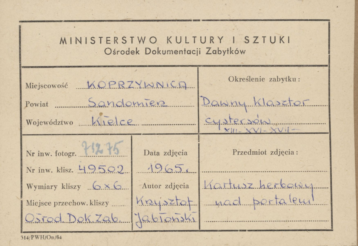 Zespół klasztorny - elewacja wsch. klasztoru, widok na kartusz herbowy - metryczka, skan 1
