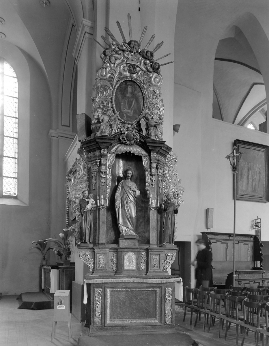 Kościół parafialny pw. Wniebowzięcia NMP i św. Mikołaja - ołtarz boczny p.w. Serca Jezusowego fragment sklepienia krzyżowego oraz widoczny maswerk, skan 1