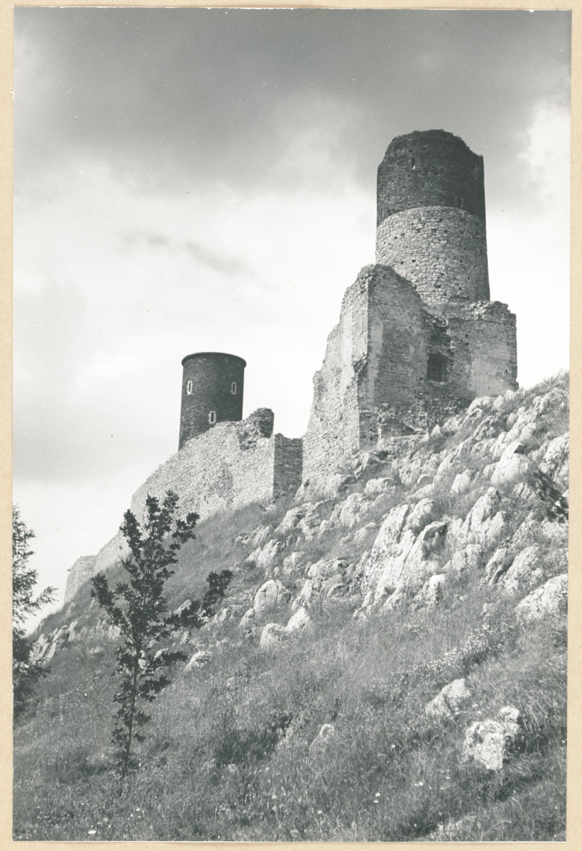 Ruiny zamku -  fragment murów i dwie baszty, skan 1