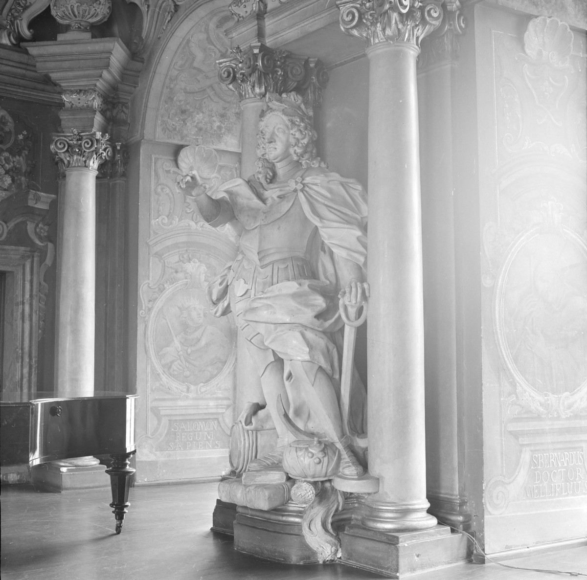 kolegium jezuickie, ob. Uniwersytet Wrocławski - wnętrze: aula Leopoldina - rzeźba przy podium, skan 1