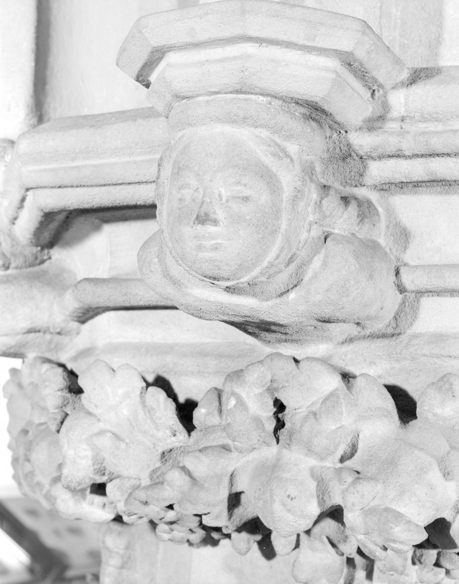 Stary Ratusz - wnętrze: wspornik z 2 połowy XV wieku. "motyw roślinny i głowa człowieka"., skan 1