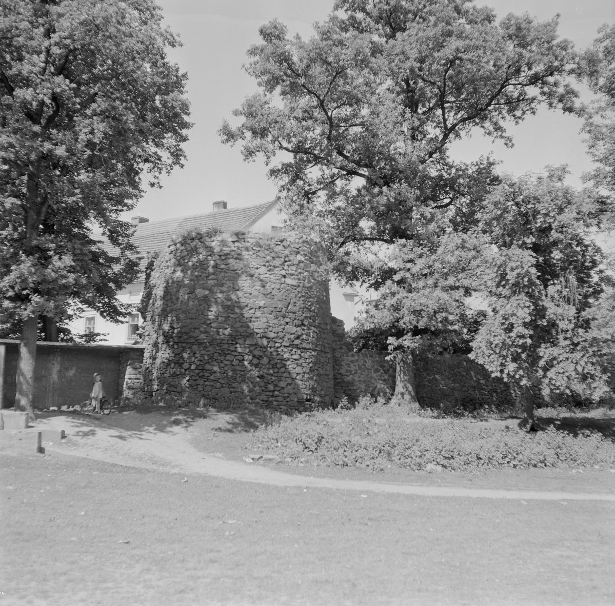 Pozostałości obwarowań miejskich. Fragment murów miejskich. , skan 1