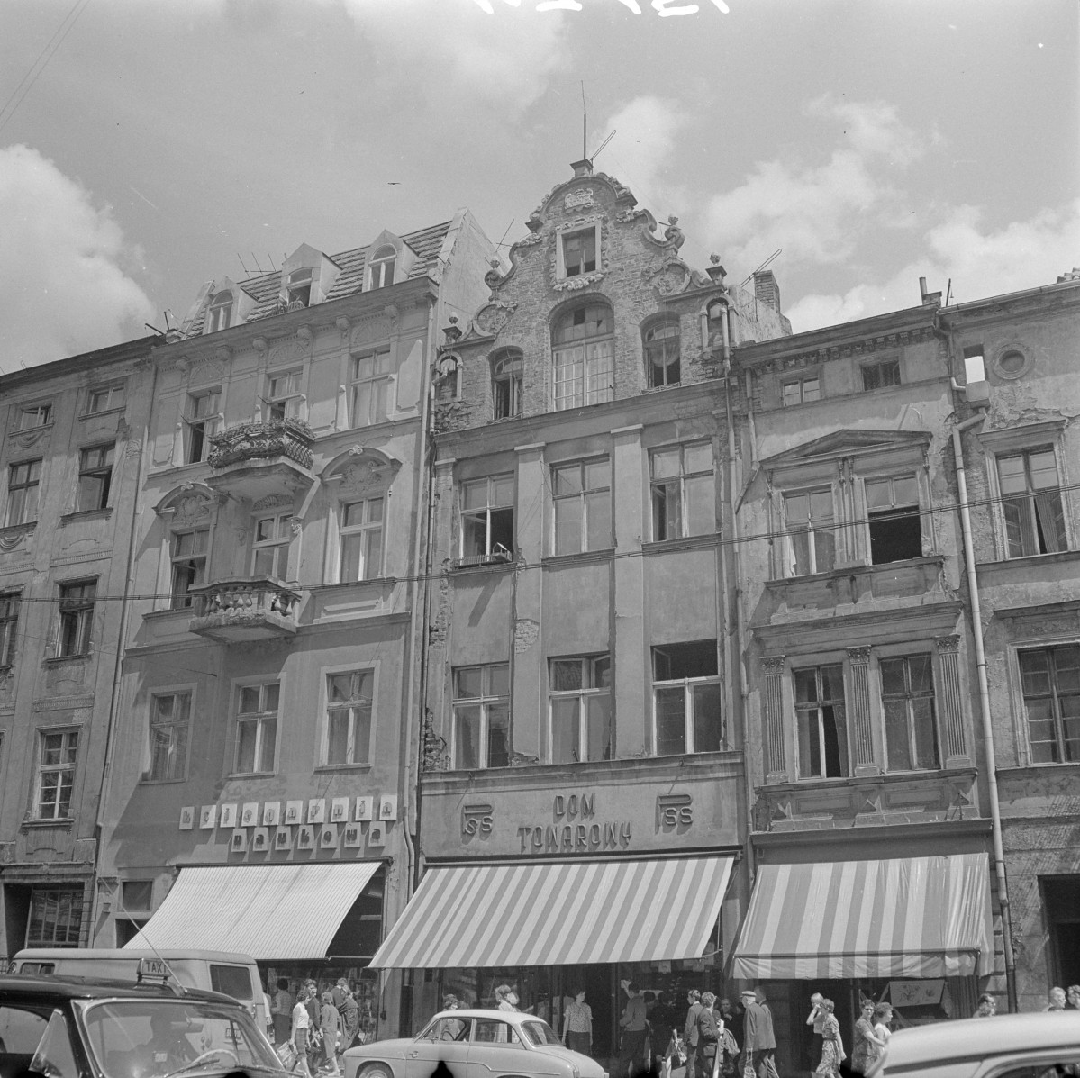 rynek miejski - pierzeja wschodnia - kamienica - elewacja frontowa, skan 1