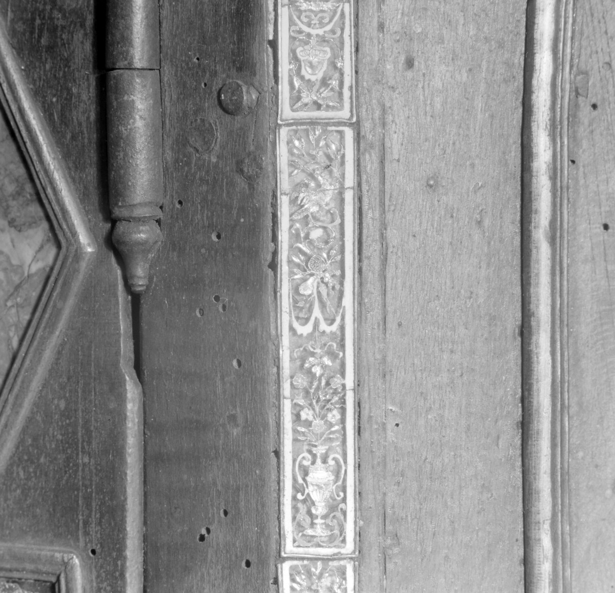 Kościół św. Józefa Oblubieńca i św. Antoniego z Padwy - tabernakulum z ok. 1740. Detale zdobienia., skan 1