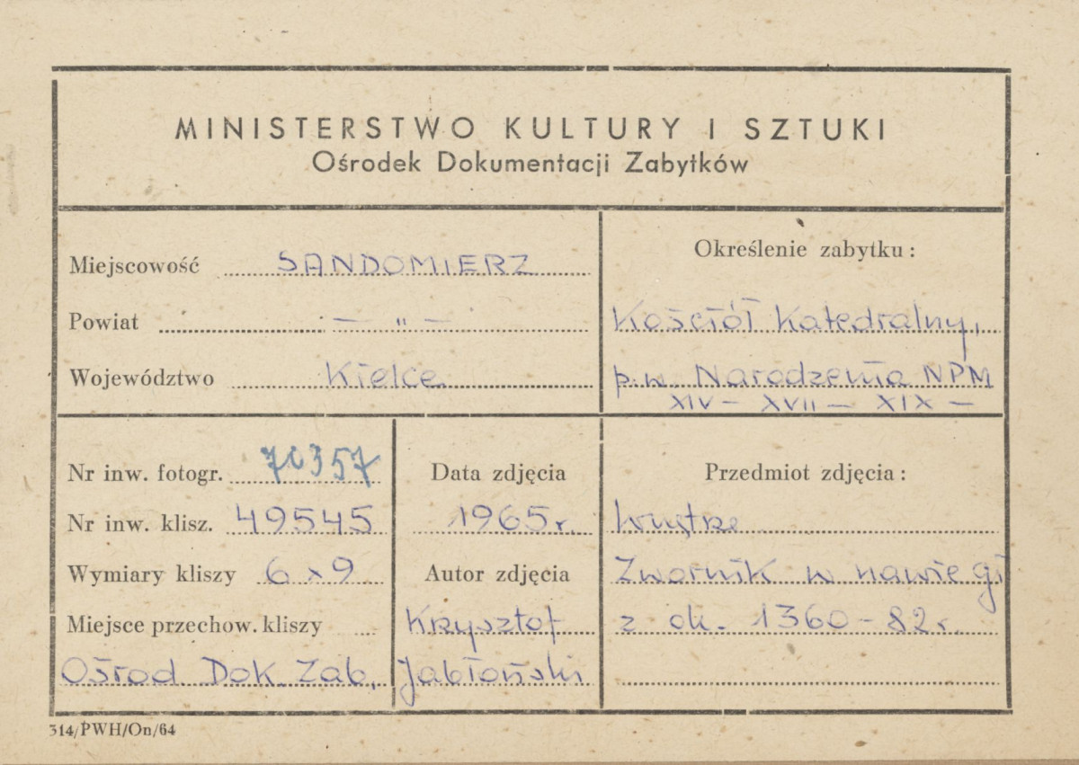  Katedra - wnętrze, widok na zwornik w nawie głównej - metryczka, skan 1