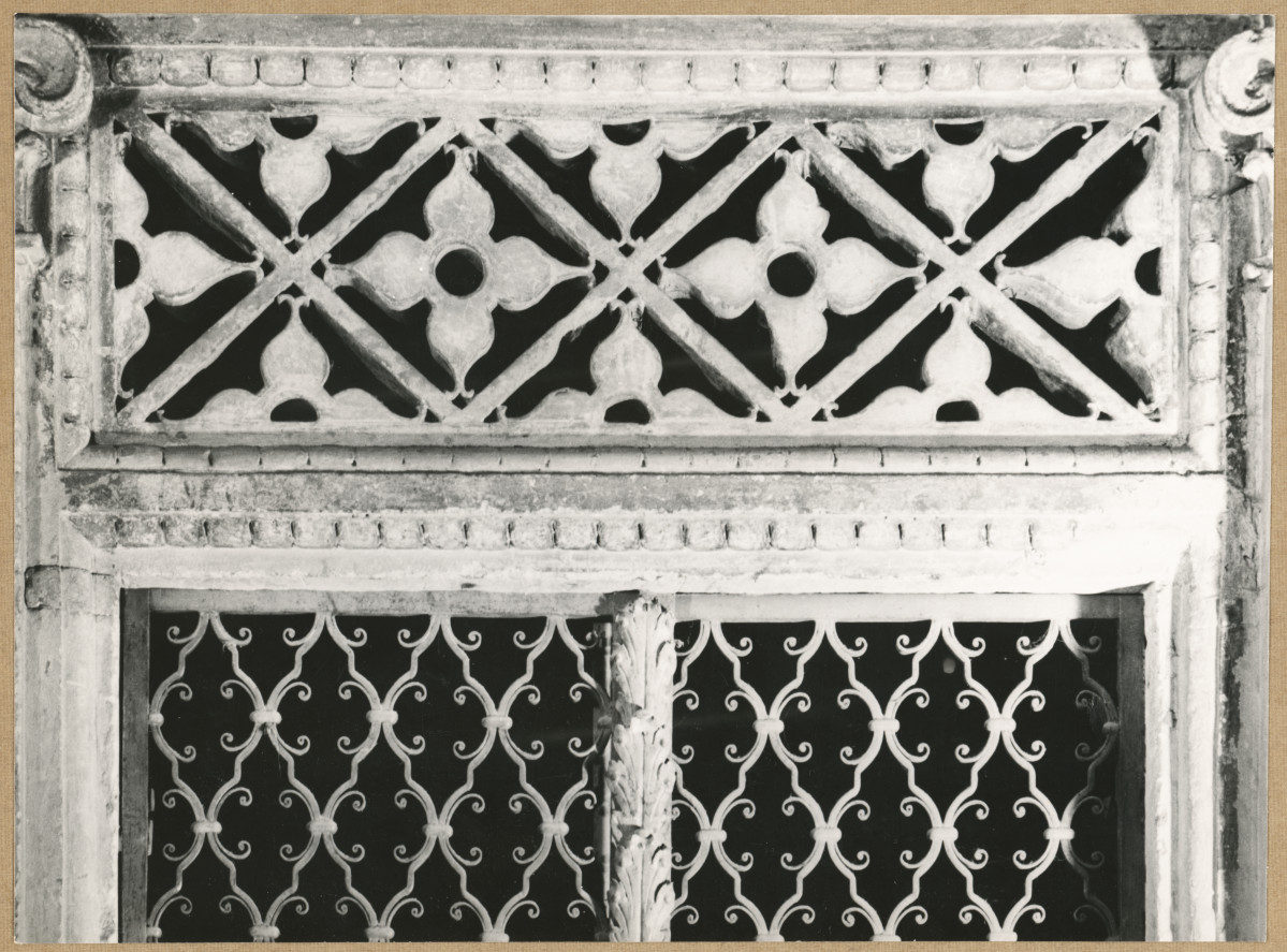 Kaplica Firlejów - portal - fragment kraty i dekoracji nadproża, skan 1