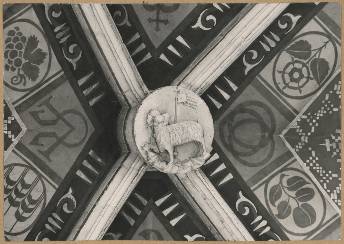  Katedra - wnętrze, widok na zwornik w nawie głównej , skan 1