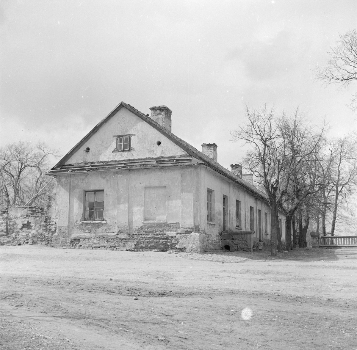 pałac Kuczyńskich - oficyna zachodnia - widok od południowego - zachodu, skan 1