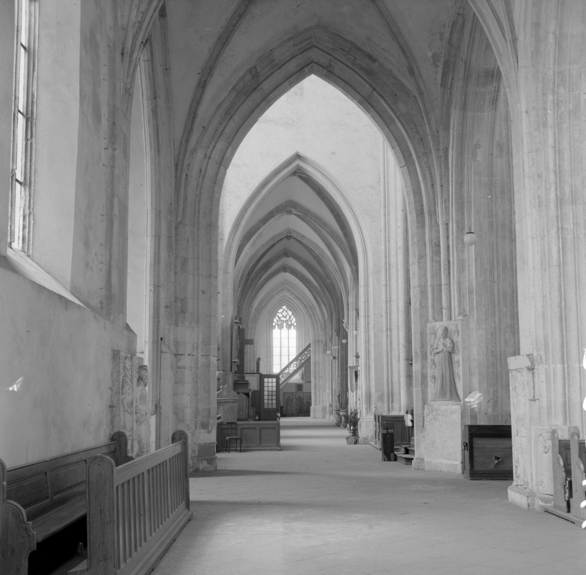 kościół pod wezwaniem św. św. Apostołów Piotra i Pawła - wnętrze: nawa boczna, prawa, skan 1