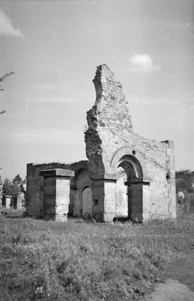 zakład i osiedle przemysłowe - ruina walcowni - fragment, skan 1