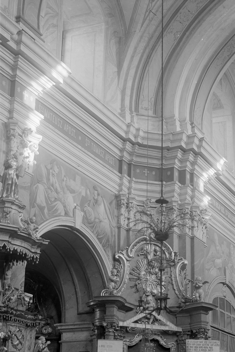 zespół klasztorny Bernardynów, kościół, ob. parafialny pw. Przemienia Pańskiego i św. Michała Archanioła -wnętrze: fragment ściany nawy głównej, skan 1
