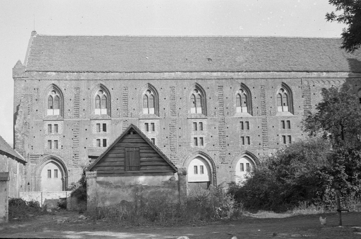 klasztor cysterski - dom konwersów, elewacja, skan 1