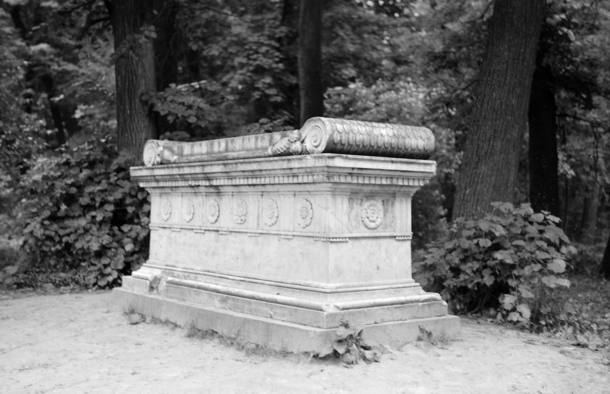 pałac Czartoryskich - Sarkofag marmurowy A. i Z. Czartoryskich, skan 1