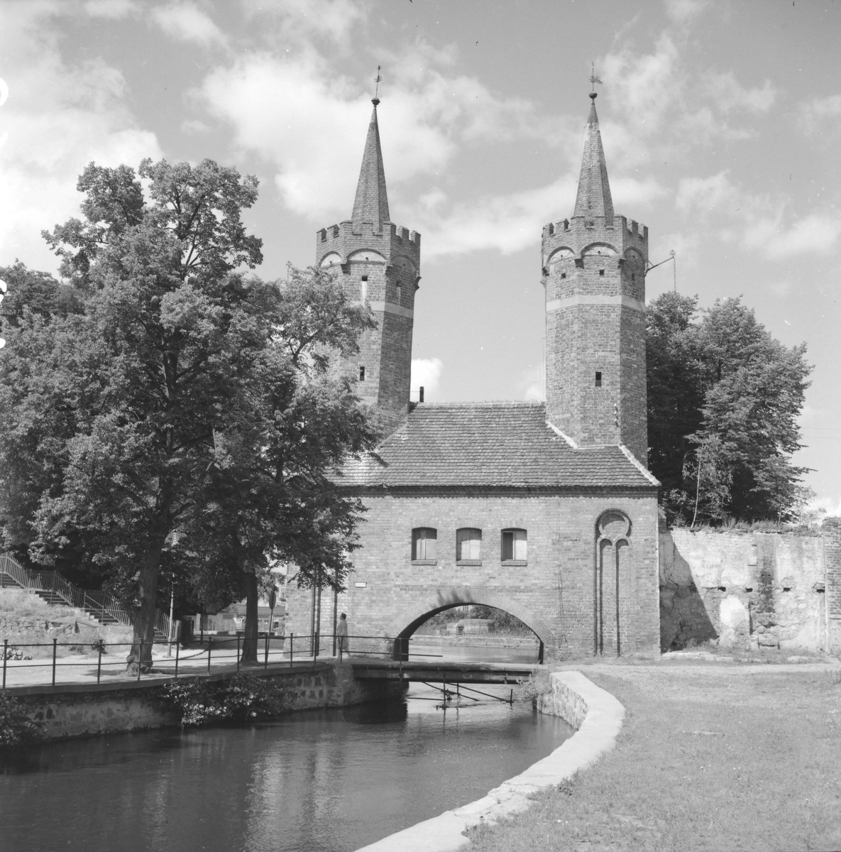 mury miejskie - Brama Młyńska / Portowa, Wodna, Rzeczna, Herbowa/ oraz fragment muru obronnego - elewacja frontowa - widok od strony miasta, skan 1