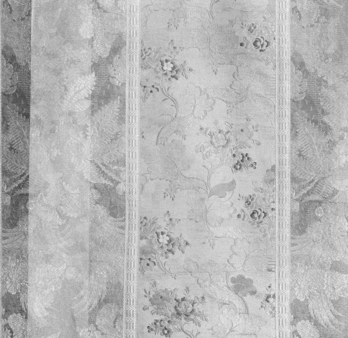 Skarbiec Katedralny - Ornat. Francja. 1755 - 65. Haft Polski ok. 1799. Fragment, kolumny ornatu., skan 1
