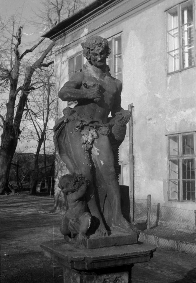 park pałacowy - rzeźba na stronie północnej pałacu, skan 1