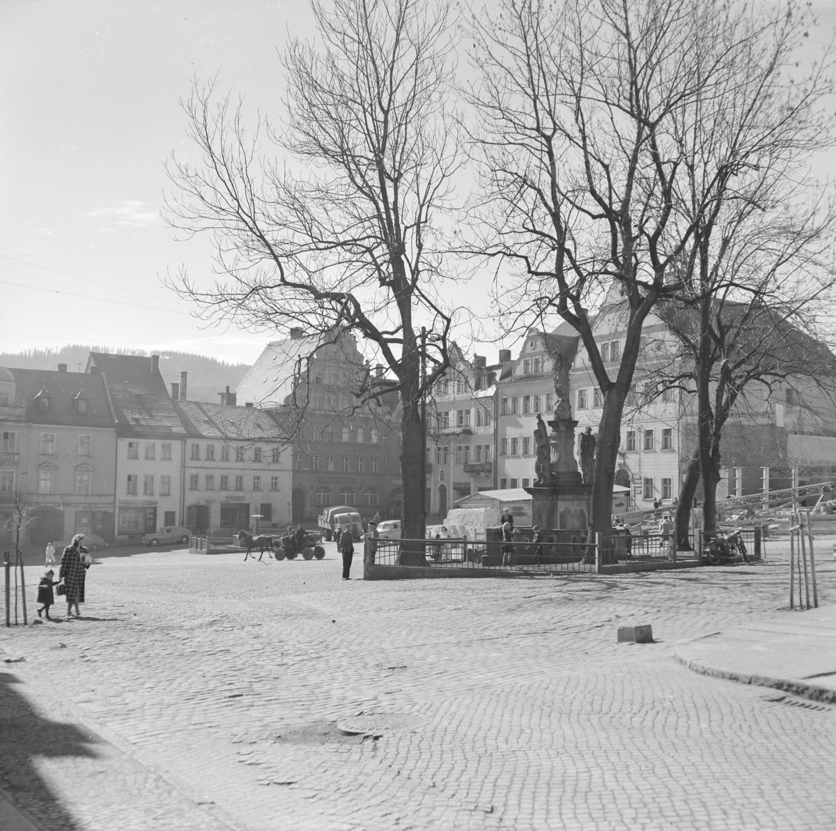 Rynek z zabudową miejską. Pierzeja rynku. Figura wotywna Matki Bożej z Dzieciątkiem., skan 1