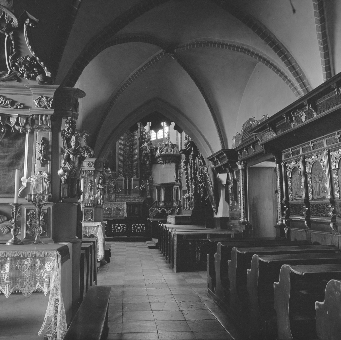 Kościół św. Jan Chrzciciela i św. Jana Ewangelisty - wnętrze: nawa boczna, widoczne stalle i sklepienie., skan 1