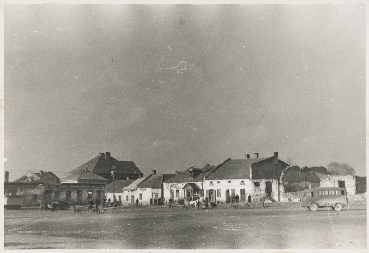 Miasto - rynek, pierzeje  - zach. i płn., w centrum dom Rynek 1,  widok od strony płd. - wsch. , skan 1