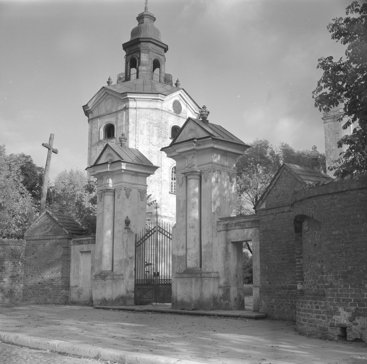 Kościół św. Józefa Oblubieńca i św. Antoniego z Padwy - dzwonnica kościelna oraz brama wejściowa na teren kościoła. Widok od strony ulicy., skan 1