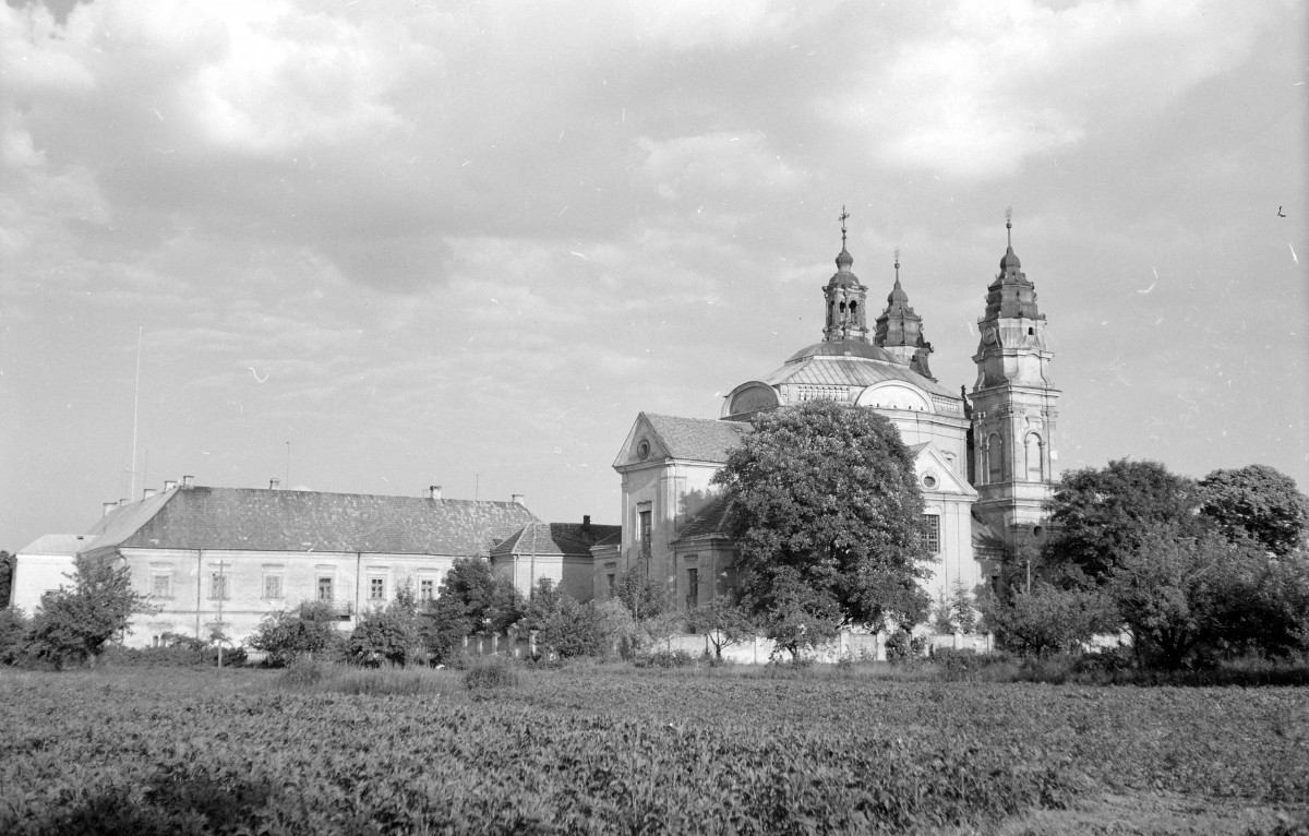 kościół, ob. parafialny pw. św. Ludwika, dawny klasztor popauliński - widok ogólny od północy, skan 1