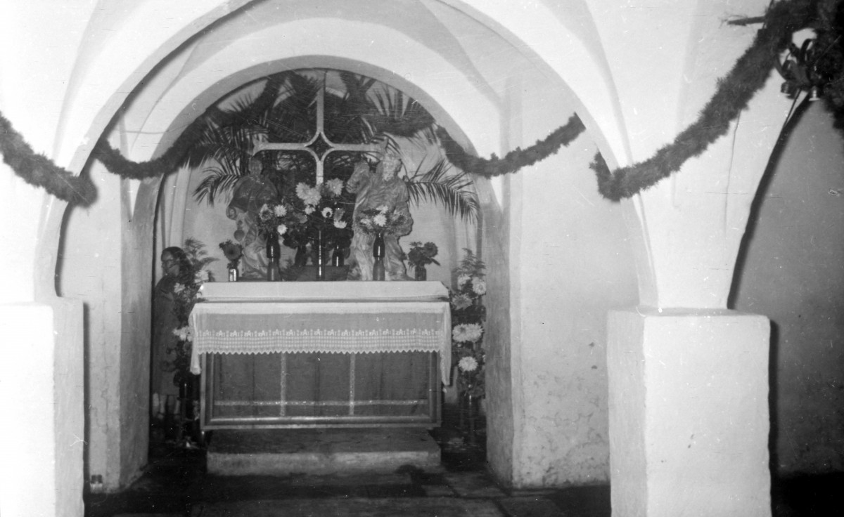 kościół pocysterski - krypta, ołtarz, skan 1