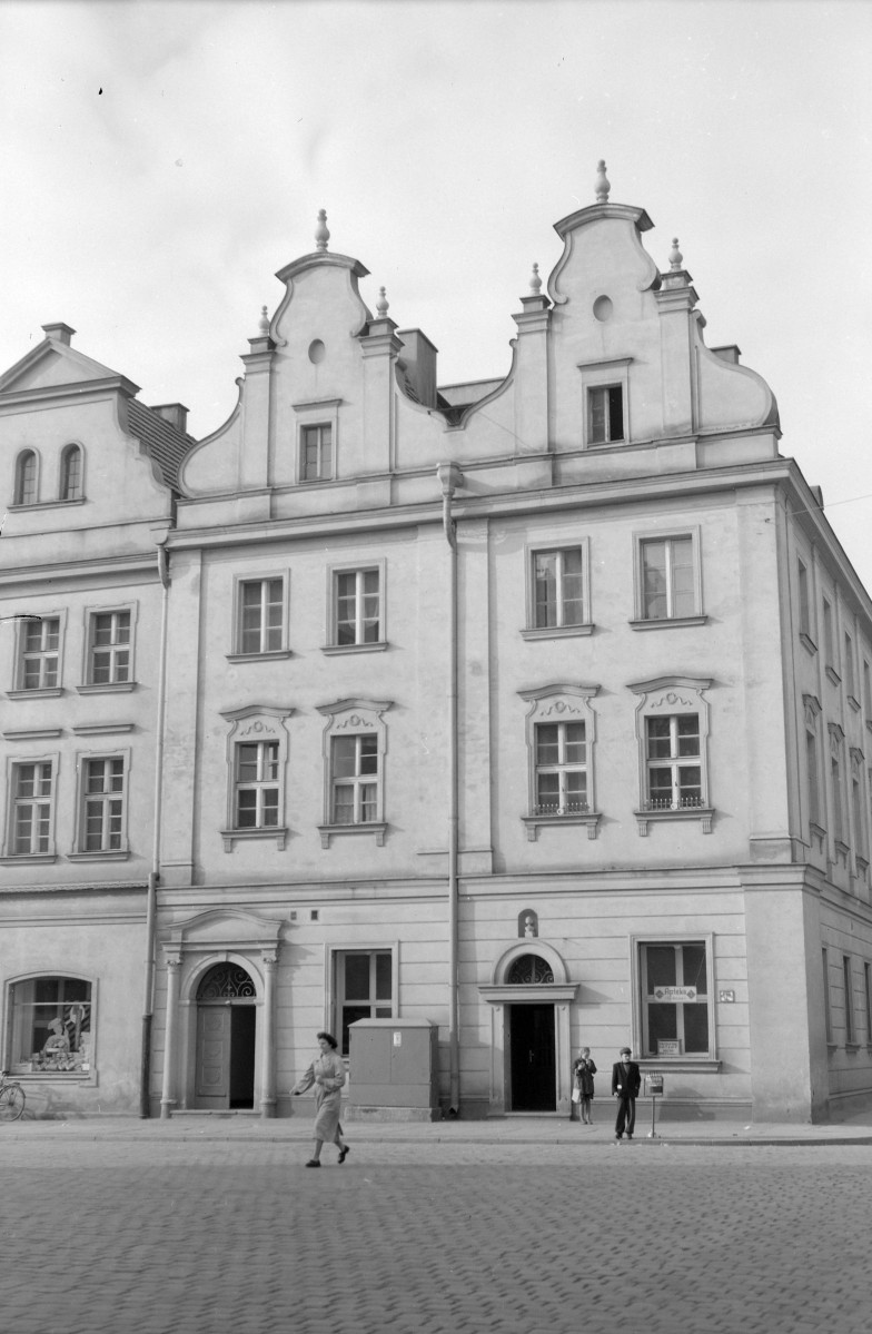 kamienica, rynek - elewacja frontowa, skan 1