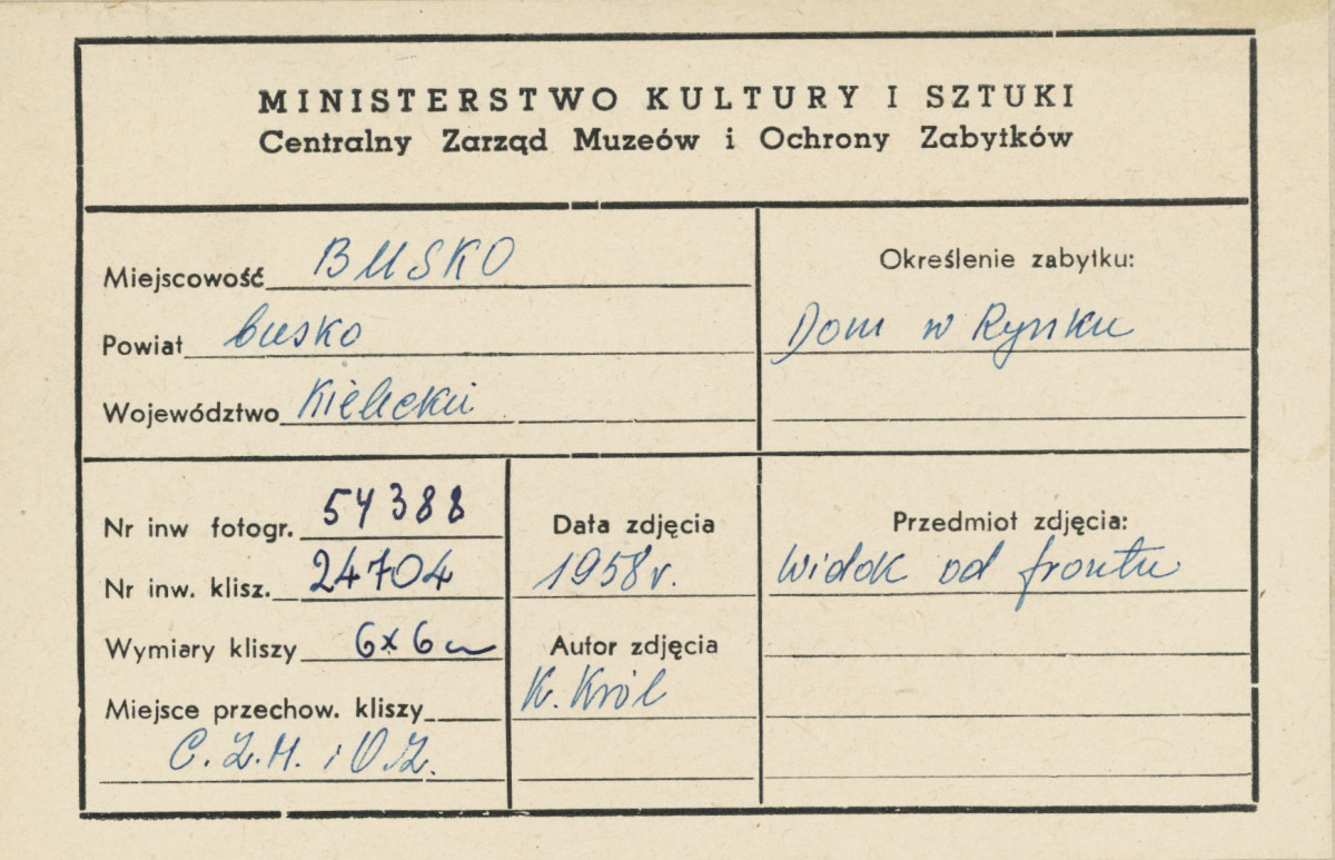 Dom w rynku - widok ogólny - metryczka, skan 1