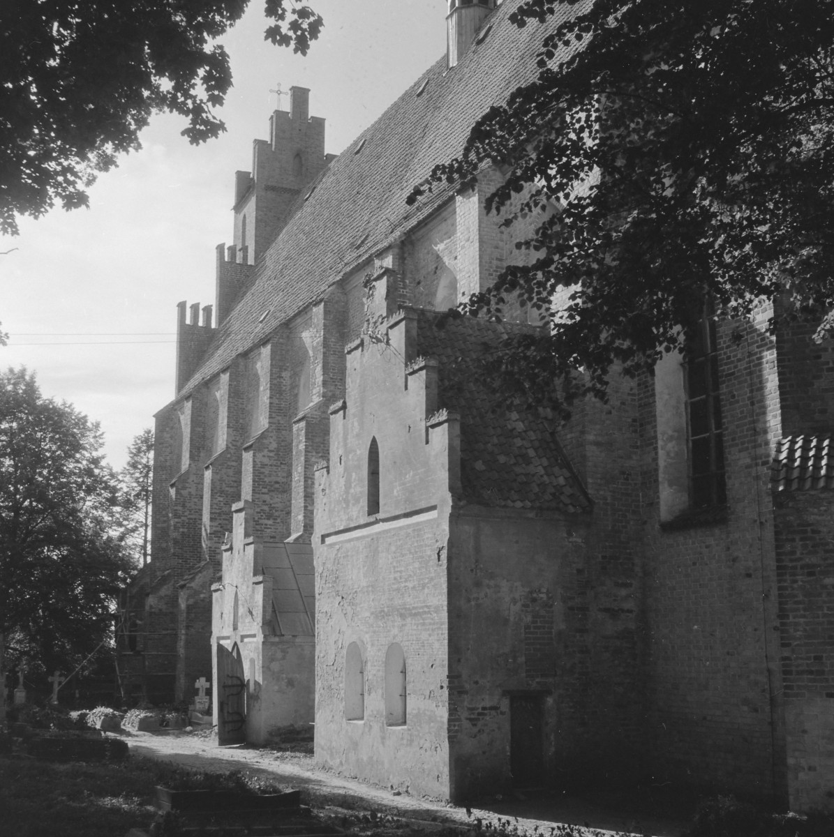 Klasztor Cysterek - widok ogólny, elewacaj boczna z kruchtą, skan 1