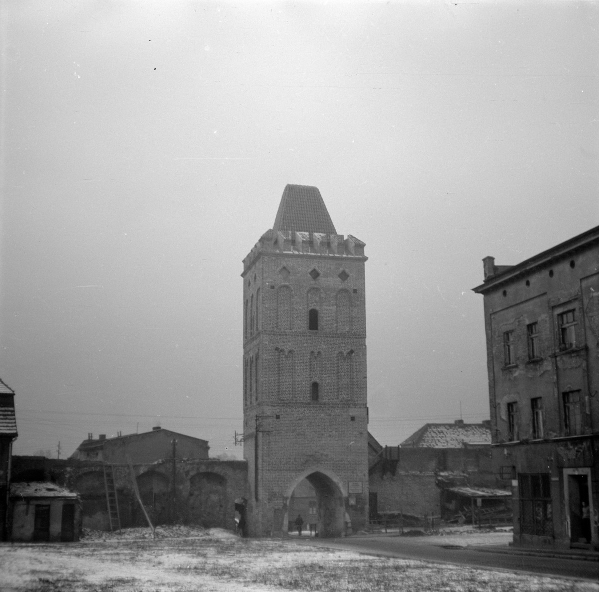 Wieża Bramy Wrocławskiej - elewacja frontowa - widok od wschodu, skan 1