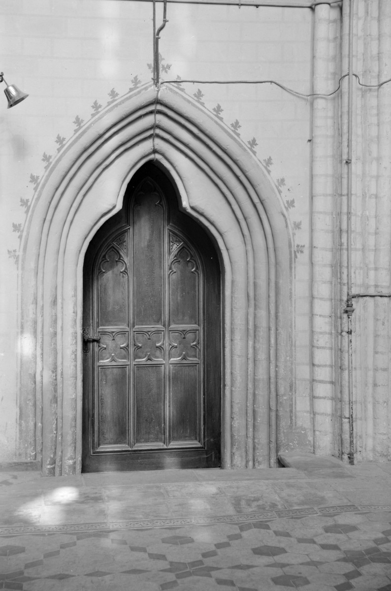 kościół Mariacki - wnętrze, portal z prezbiterium do zakrystii , skan 1