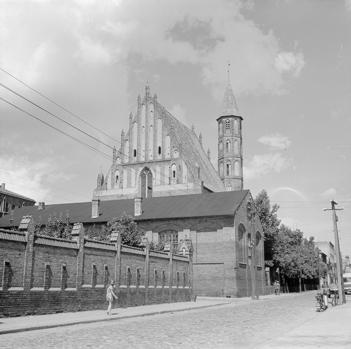 Kościół pod wezwaniem św. Jakuba i św. Mikołaja - widok ogólny, elewacaj szczytowa., skan 1