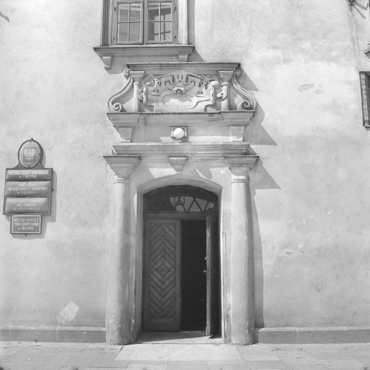 Ratusz - elewacja frontowa. Portal główny zwieńczony reliefem z kartuszem i flankującymi kolumnami., skan 1